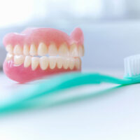 入れ歯のお手入れ方法や保管方法など『介護者に知ってて欲しい入れ歯の扱い方』